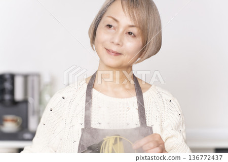 老婦人在廚房煮義大利麵 136772437