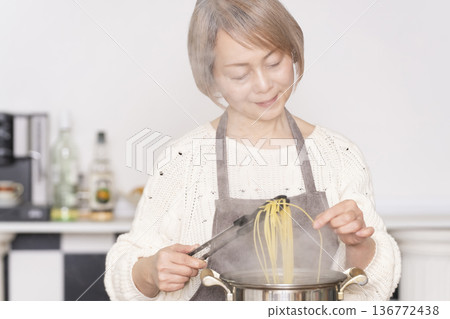 老婦人在廚房煮義大利麵 136772438