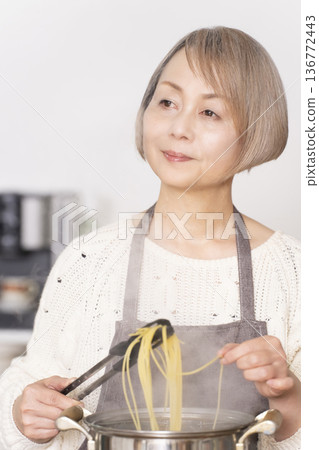 老婦人在廚房煮義大利麵 136772443