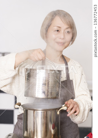老婦人在廚房煮義大利麵 136772453