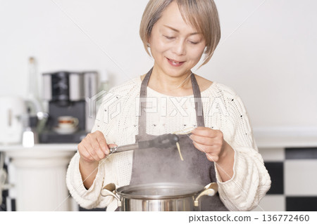 老婦人在廚房煮義大利麵 老婦人在廚房煮義大利麵 136772460