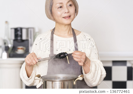 老婦人在廚房煮義大利麵 老婦人在廚房煮義大利麵 136772461