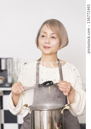 老婦人在廚房煮義大利麵 老婦人在廚房煮義大利麵 136772465