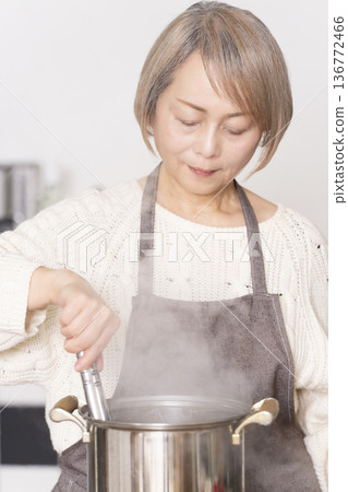 老婦人在廚房煮義大利麵 老婦人在廚房煮義大利麵 136772466
