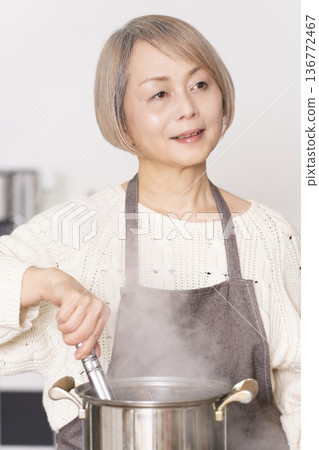 老婦人在廚房煮義大利麵 老婦人在廚房煮義大利麵 136772467