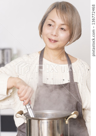 老婦人在廚房煮義大利麵 老婦人在廚房煮義大利麵 136772468