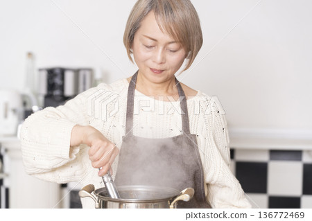 老婦人在廚房煮義大利麵 老婦人在廚房煮義大利麵 136772469