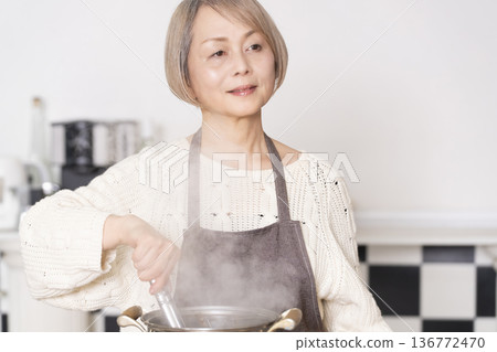 老婦人在廚房煮義大利麵 老婦人在廚房煮義大利麵 136772470