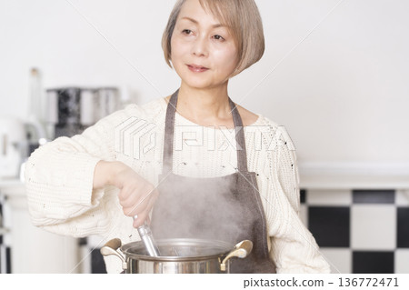 老婦人在廚房煮義大利麵 136772471