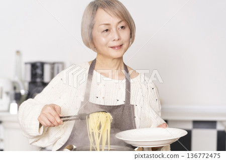老婦人在廚房煮義大利麵 136772475