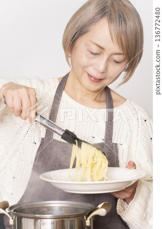 老婦人在廚房煮義大利麵 老婦人在廚房煮義大利麵 136772480