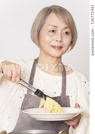 老婦人在廚房煮義大利麵 136772481