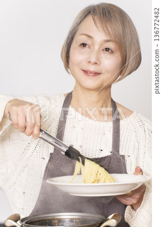 老婦人在廚房煮義大利麵 老婦人在廚房煮義大利麵 136772482