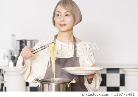 老婦人在廚房煮義大利麵 136772491