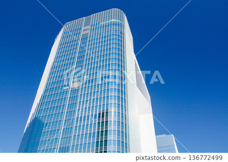 Skyscraper that shines in the blue sky Skyscraper that shines in the blue sky 136772499