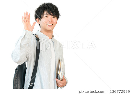微笑的亞洲大學生揮手，學生（問候，校園生活） 136772959