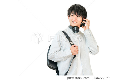 一名男大學生在通勤上學途中戴著耳機聽音樂（升讀高等院校、入學考試、校園生活）。 136772962
