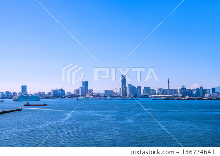 日本橫濱城市景觀:難得一見的全新景點。橫濱全景…飛鳥二號與富士山…關內塔、令與體育館、K-Arena… 日本橫濱城市景觀:難得一見的全新景點。橫濱全景…飛鳥二號與富士山…關內塔、令與體育館、K-Arena… 136774641