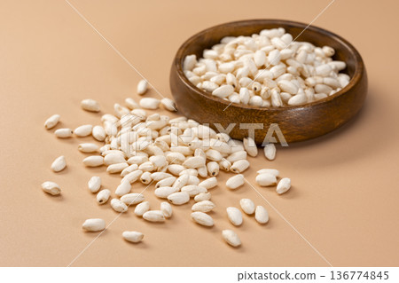 Popped rice in a wooden bowl 136774845