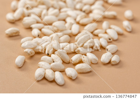 一張簡單的膨化米和膨化米的圖片 136774847