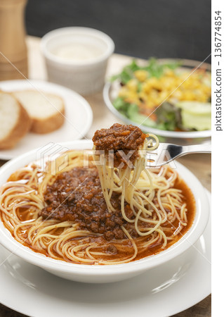用叉子叉起的肉醬義大利麵湯。 136774854