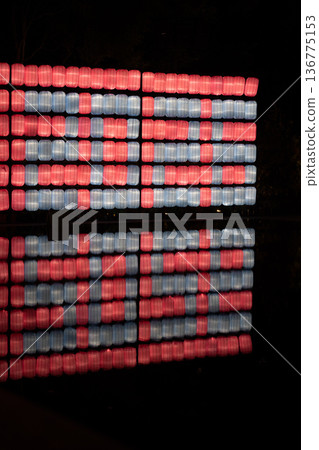 紅藍燈籠點亮，象徵2026年新年，倒映在水面上。 136775153