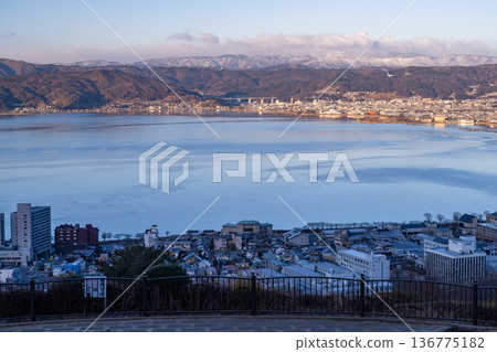 長野縣 諏訪湖的黎明，冬日景色 136775182