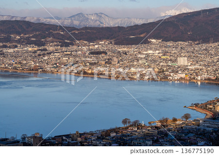 長野縣 諏訪湖的黎明，冬日景色 136775190