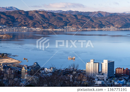 長野縣 諏訪湖的黎明，冬日景色 136775191