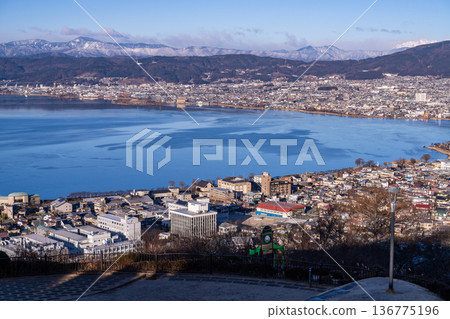 長野縣 諏訪湖的黎明，冬日景色 136775196