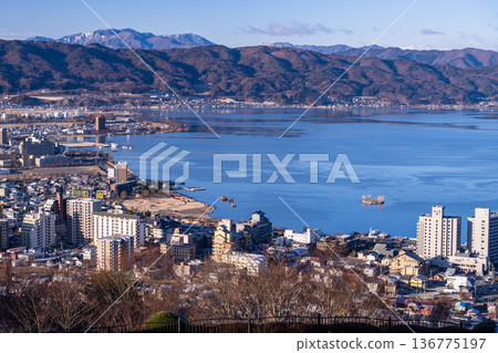 <Nagano Prefecture> Dawn over Lake Suwa, winter scenery 136775197
