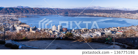 <Nagano Prefecture> Dawn over Lake Suwa, winter scenery <Nagano Prefecture> Dawn over Lake Suwa, winter scenery 136775198