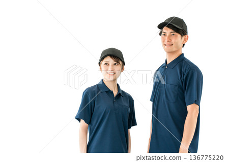 身穿polo衫制服的清潔人員,男女工人(清潔人員,樓宇清潔) 身穿polo衫制服的清潔人員,男女工人(清潔人員,樓宇清潔) 136775220