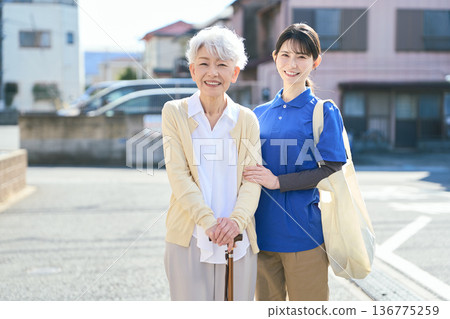 為亞洲家庭護理人員提供購物支持 136775259