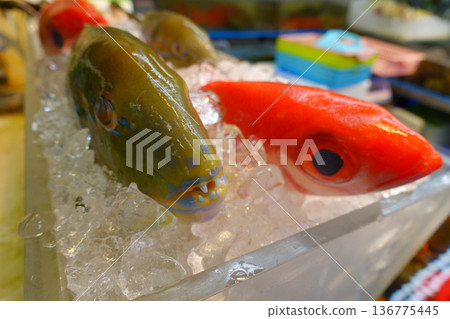 魚市上待售的魚。 136775445