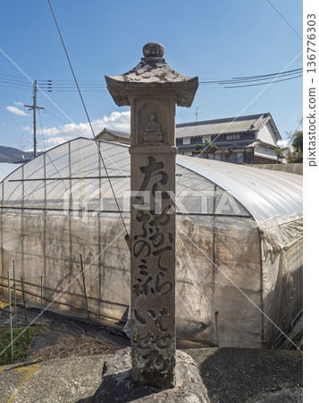 古老的道路上矗立著石碑，承載著飛鳥村永恆的記憶。 136776303