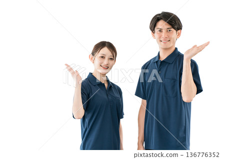 在養老院、醫院和日間照顧中心工作的男性和女性護理人員，包括護理經理、物理治療師和職業治療師。 136776352