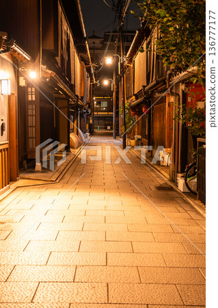 京都府祇園 - 夜景花見小路 京都府祇園 - 夜景花見小路 136777177