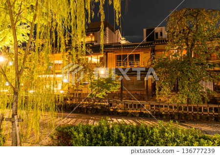 Kyoto Prefecture: Night view of Gion Shirakawa in Kyoto 136777239