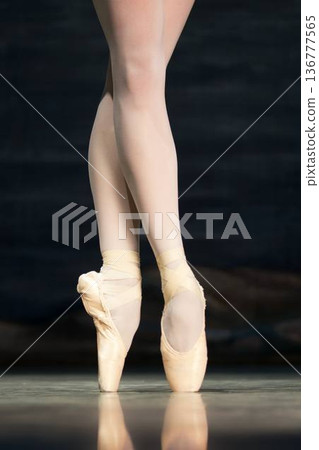 Ballet dancers legs en pointe in satin shoes Ballet dancers legs en pointe in satin shoes 136777565