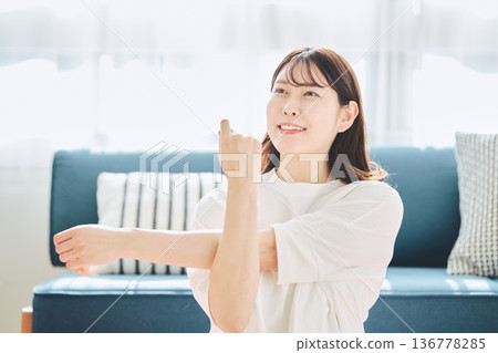 一位女士深吸一口氣,在晨光中放鬆身心。 一位女士深吸一口氣,在晨光中放鬆身心。 136778285