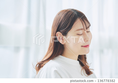 一位在晨光中感到心情愉悅的女性 一位在晨光中感到心情愉悅的女性 136778382