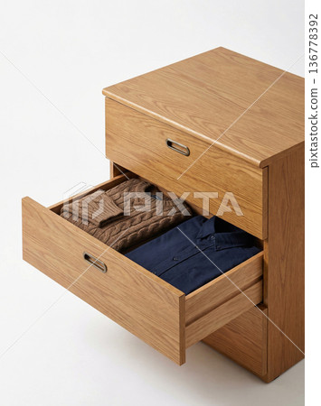 木製抽屜櫃，用於存放冬季衣物：藏藍色襯衫和毛衣 136778392