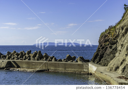 新潟縣淡島村村上富屋漁港及淡島 新潟縣淡島村村上富屋漁港及淡島 136778454