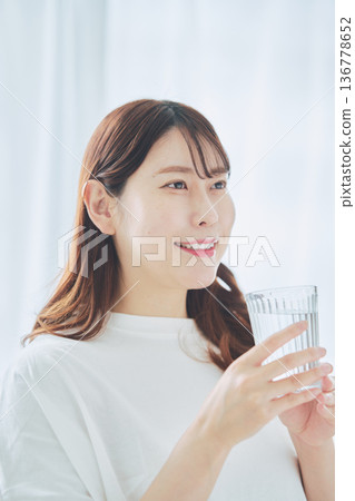 Daily life of a woman drinking water while relaxing 136778652