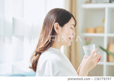 一位女性在放鬆時喝水的日常生活 136778747