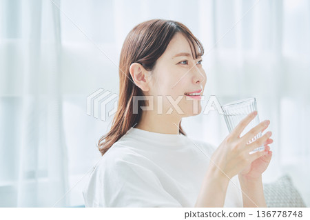 一位女性在放鬆時喝水的日常生活 136778748