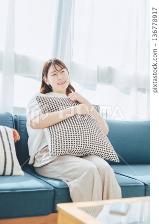 女人休息時放下手機放鬆一下 女人休息時放下手機放鬆一下 136778917