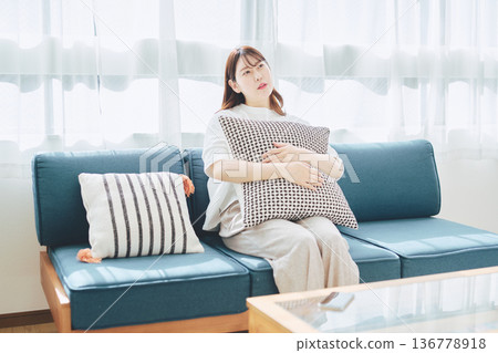 女人休息時放下手機放鬆一下 136778918