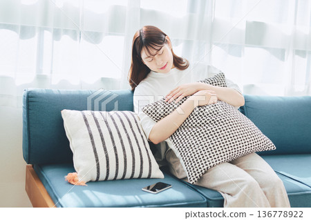 疲憊的女人在家放鬆 疲憊的女人在家放鬆 136778922